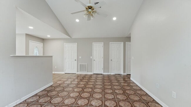Building Photo - 905 SW Arrowhead Dr