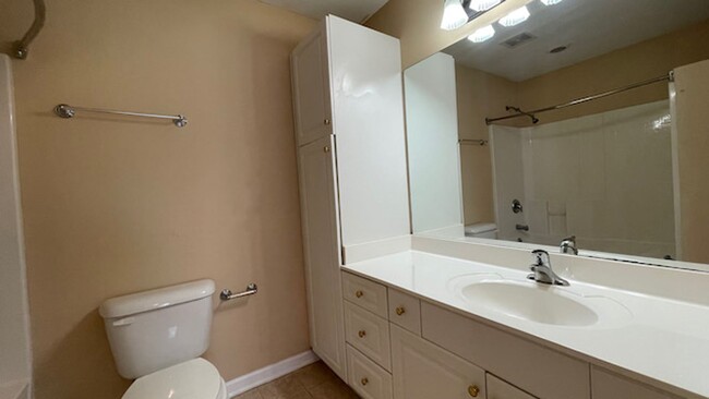 Building Photo - 2 Bedroom, 2.5 Bathrooms Townhome in the H...