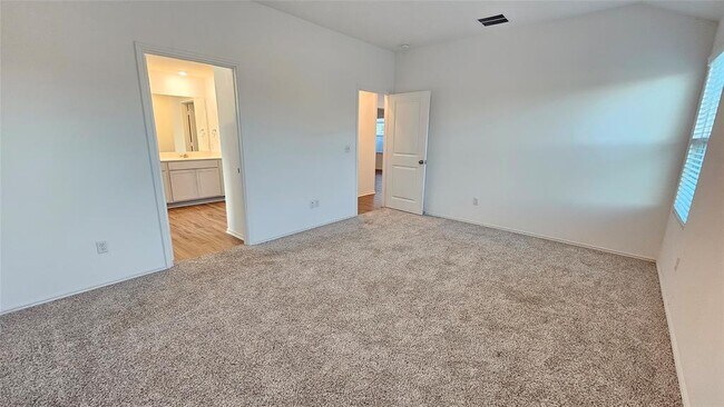 Building Photo - 195 Salt Springs Rd