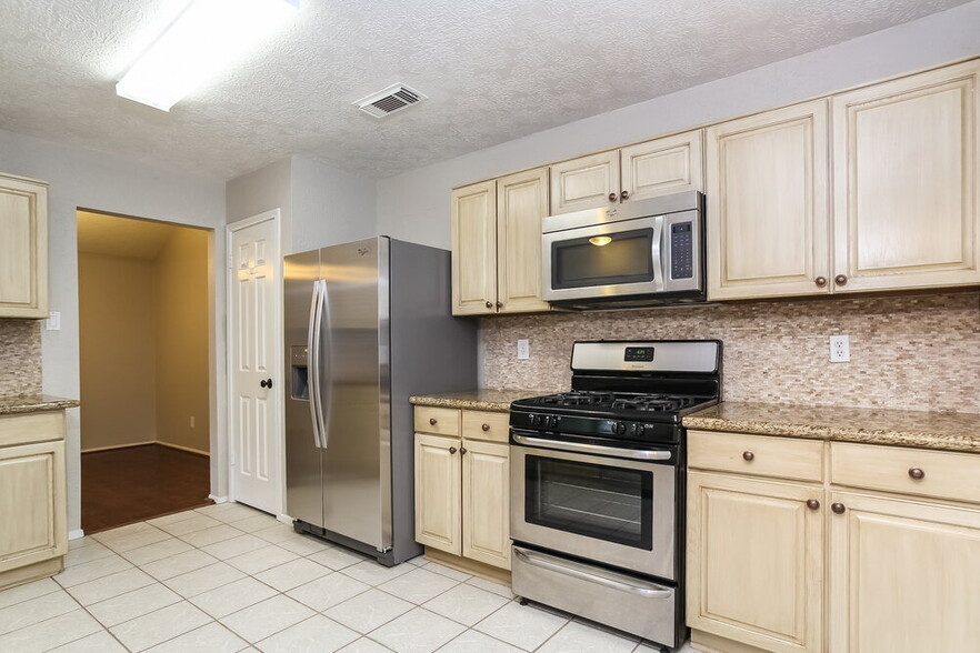 Building Photo - 9215 Grandview Park Dr