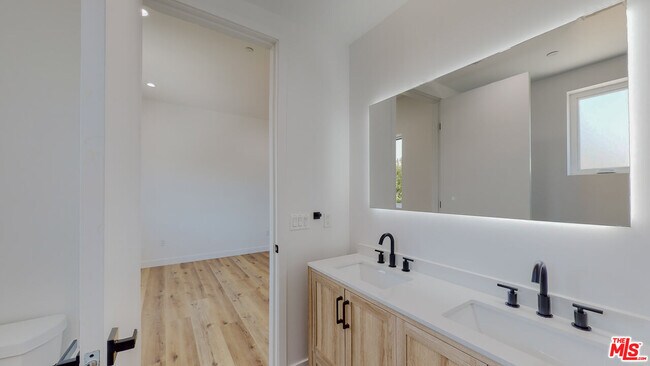 Building Photo - 4462 W Maplewood Ave