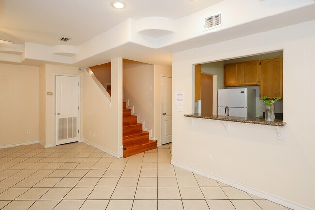 Building Photo - 1000 Ranchway Dr
