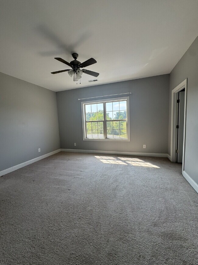 Building Photo - Beautiful townhouse near Henslee Park