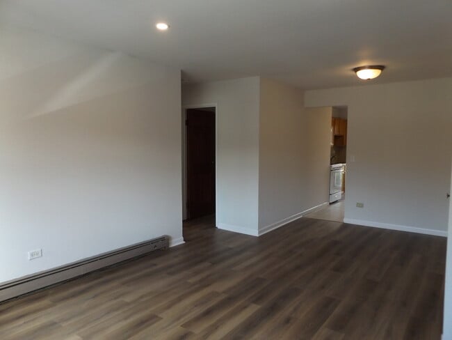 Building Photo - 710 W Huntington Commons Rd