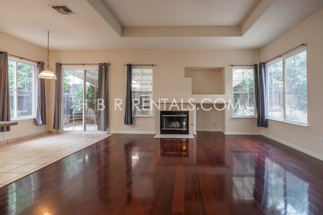 Building Photo - 1582 Peony Dr