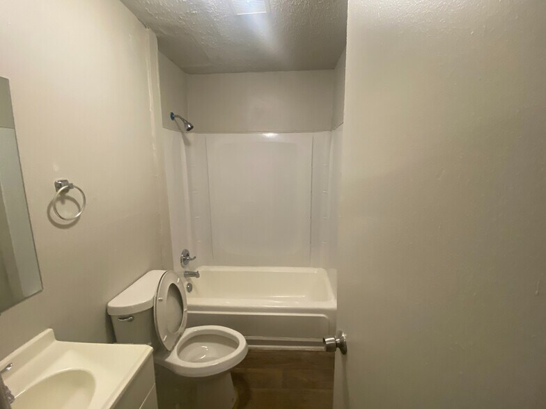 Building Photo - Room in Condo on Alamance Church Rd