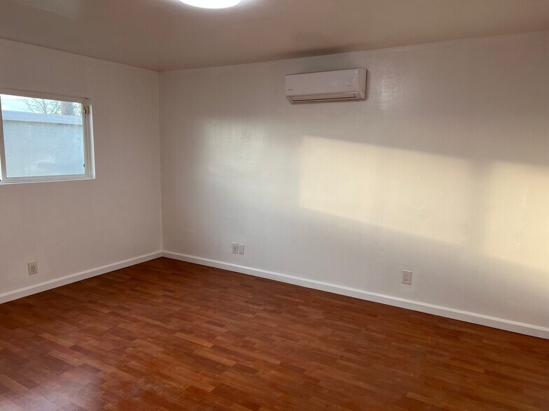 Building Photo - 13531 Chestnut St