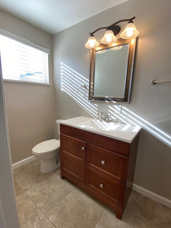 Building Photo - 4 Bedroom in Simi Valley