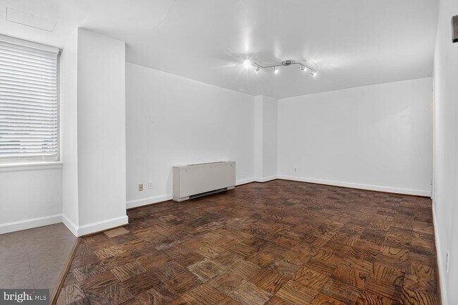 Building Photo - 1210 N Taft St