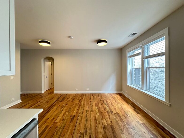 Building Photo - 643 W Wrightwood Ave