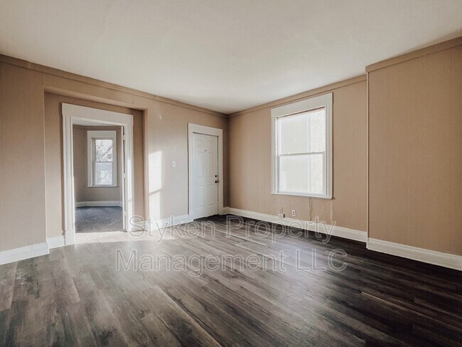 Building Photo - 185 N Entrance Ave