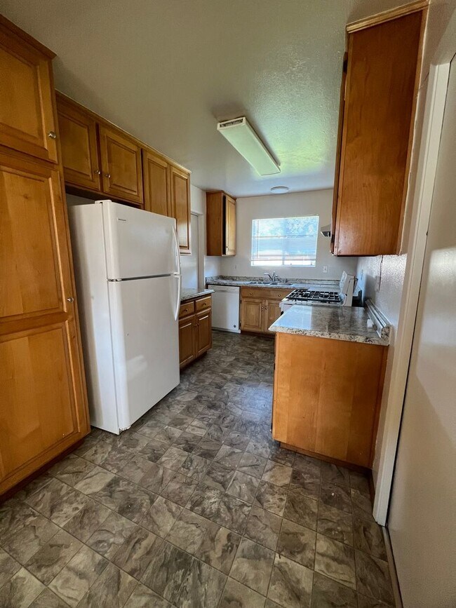 Building Photo - 3BR/1BA Single Family Home (920 SF)