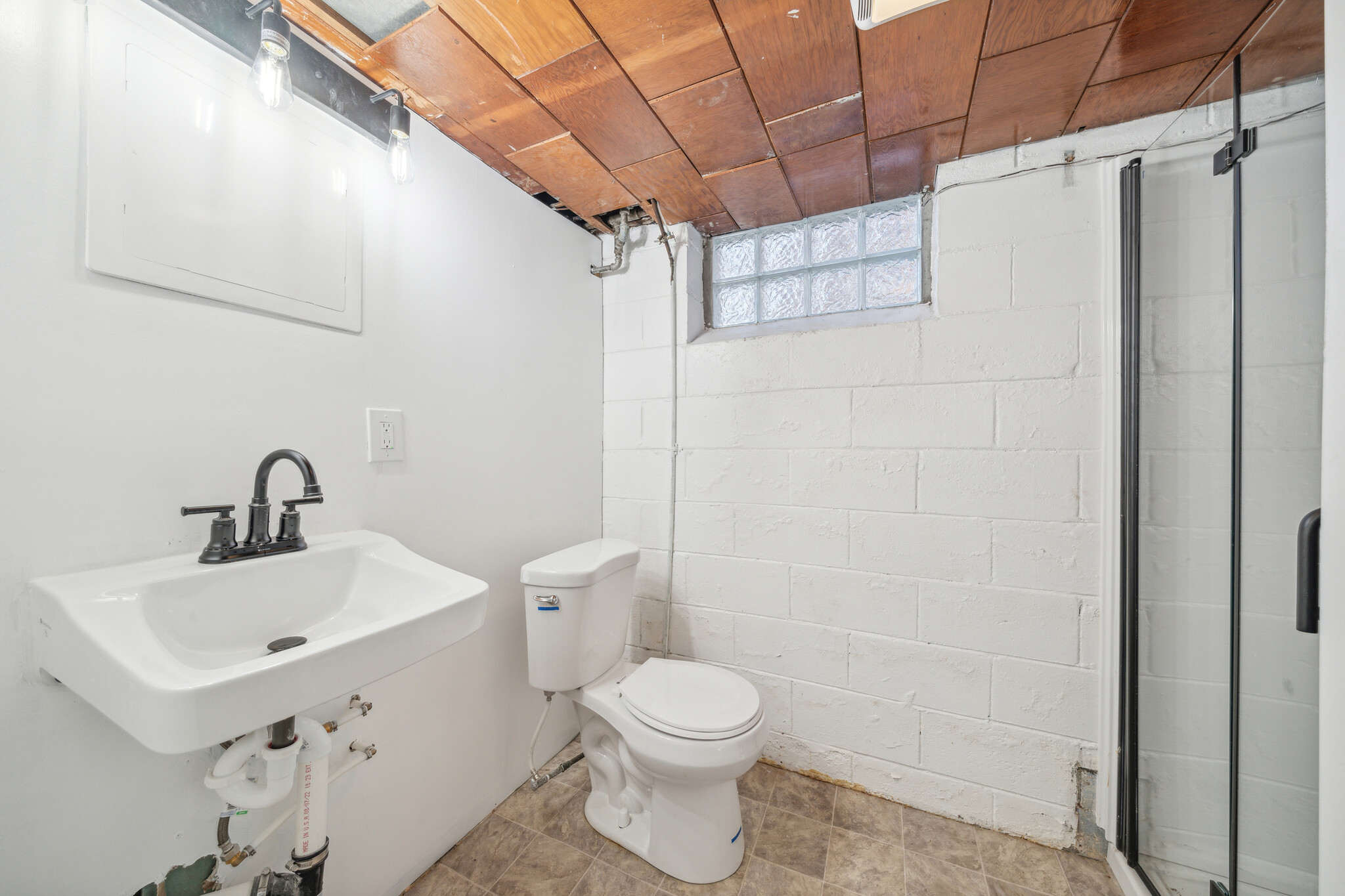 Basement full bathroom - 16079 Forest Ave