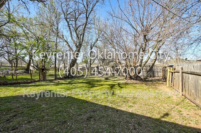 Building Photo - 4913 N Willow Ave