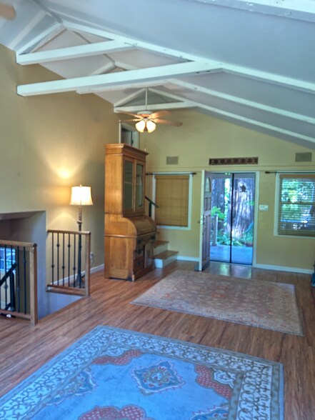 Building Photo - 131 Redwood Way