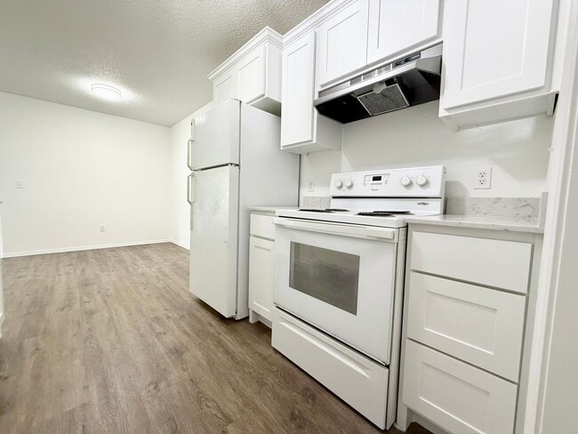 Building Photo - ***5905 B Sara Street***