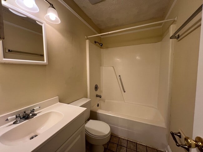Building Photo - Adorable 3/2 on large corner lot
