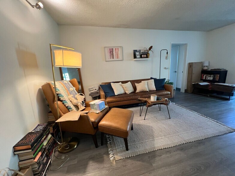 Building Photo - 3359 Mentone Ave