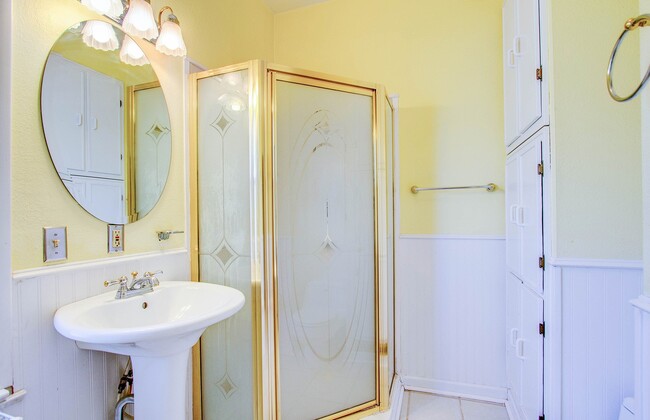 Building Photo - Charming 4BD Victorian near Downtown Color...