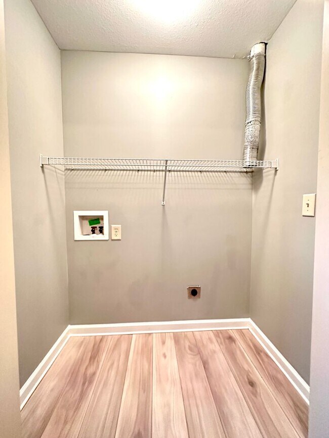 Building Photo - Move-In Special Available! Beautiful Singl...