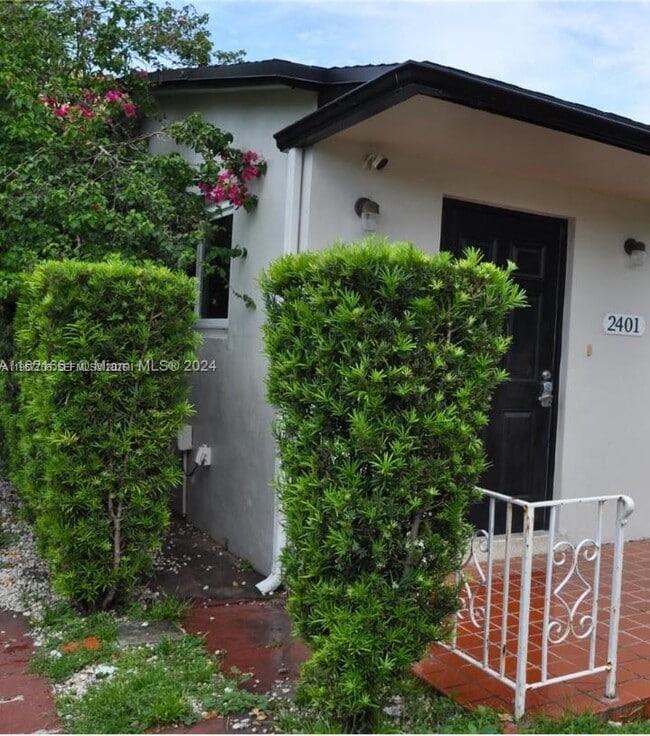 Building Photo - 2401 SW 31st Ave