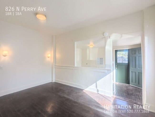 Building Photo - 826 N Perry Ave