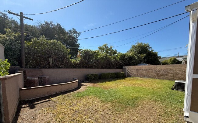 Building Photo - Charming 2 Bedroom 1 Bath