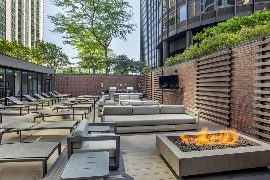 Building Photo - 161 N Harbor Dr