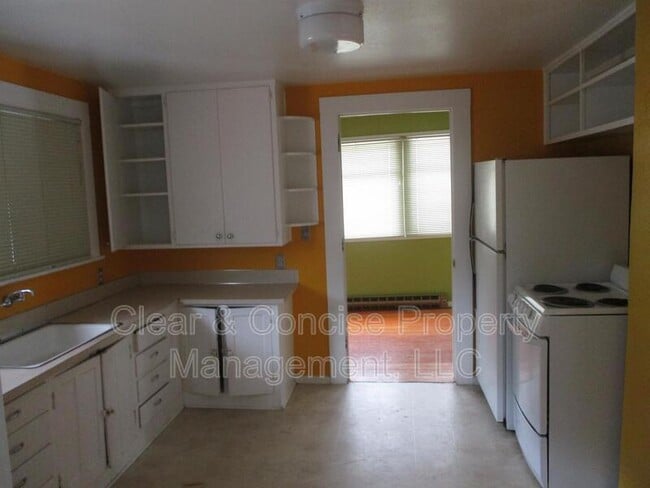 Building Photo - 1392 Willamette St