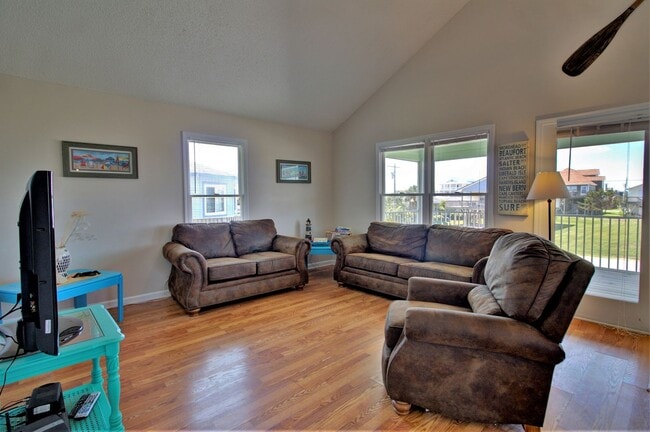 Building Photo - Surf City - 3BR 2BA Pet Friendly Cottage O...