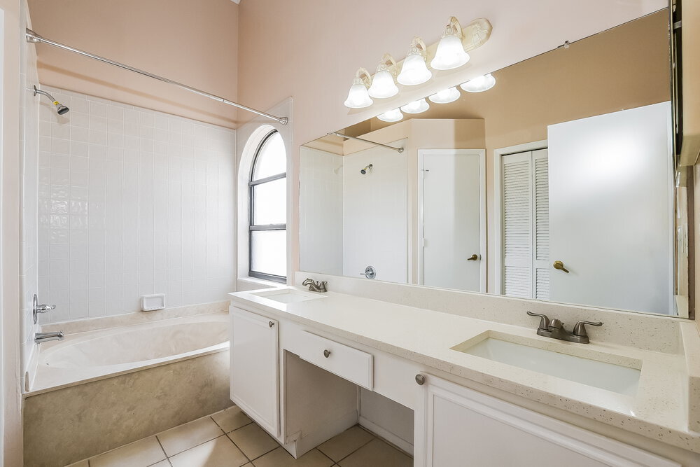 Building Photo - 1501 Woodfield Oaks Dr