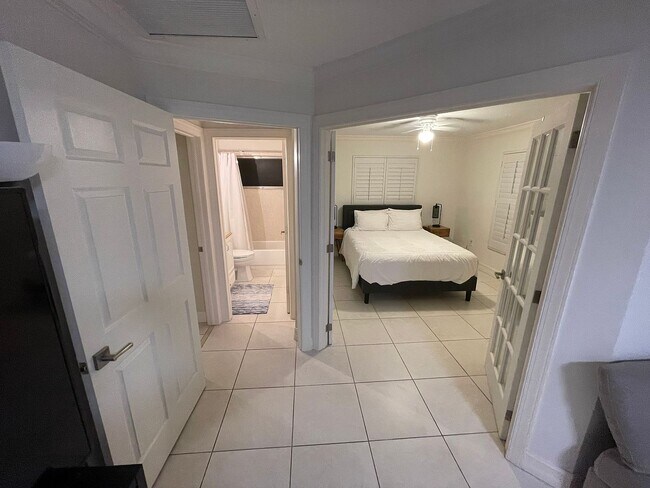 Building Photo - 1337 Center Ln