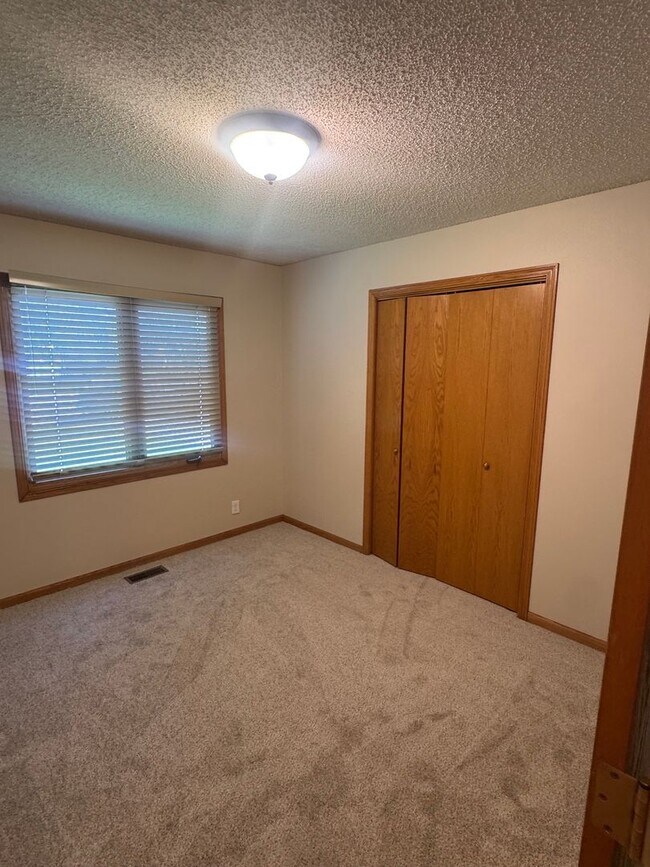 Building Photo - Exceptional 3+! Bedroom Inside & Out on a Private Cul-de-Sac Lot