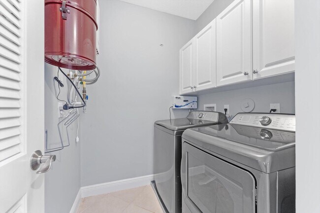 Building Photo - 604 NE Francesca Ln