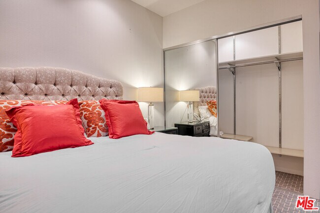 Building Photo - 6 Rocky Ln