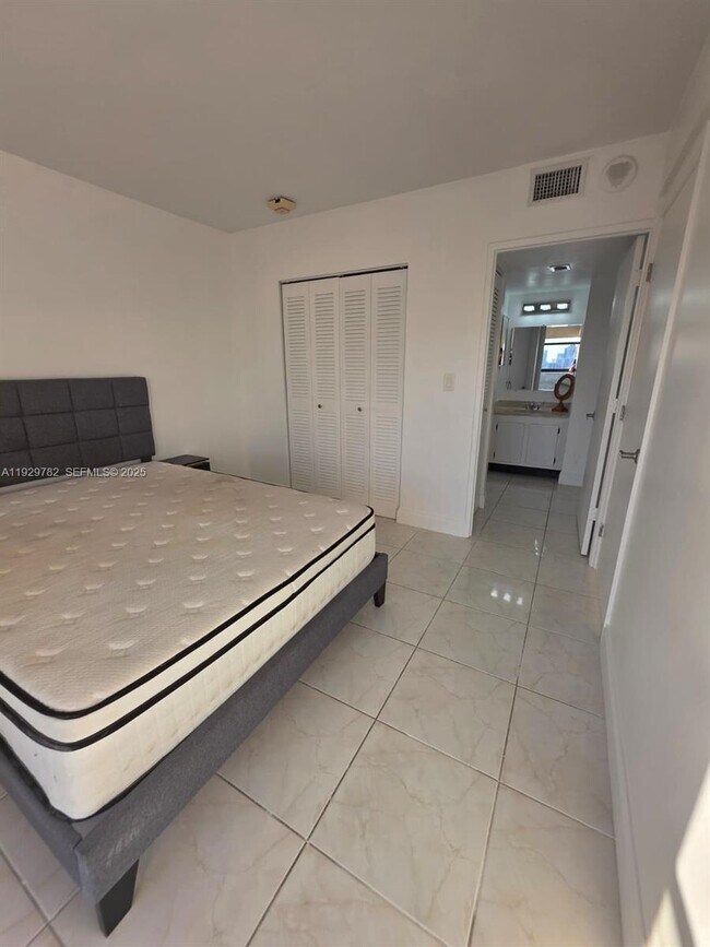 Building Photo - 3701 N Country Club Dr