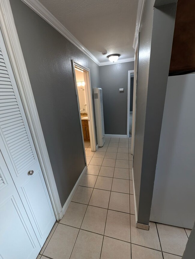 Building Photo - 2nd Floor Condo Available Now - Great Location!