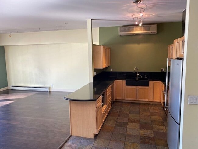Building Photo - Beautiful and Historic condo just steps fr...