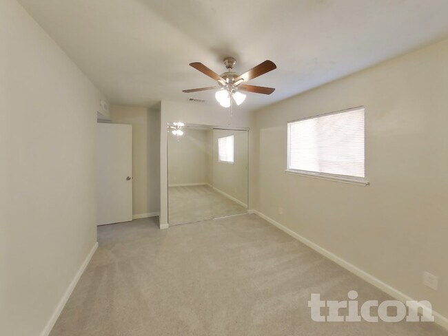 Building Photo - 2106 Newbury Dr