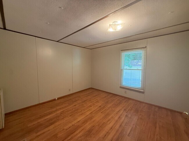 Building Photo - 2 Bedroom 2 Bath Mobile Home in Greeneville, TN