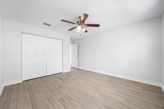 Building Photo - 8845 Sandy Crest Ln