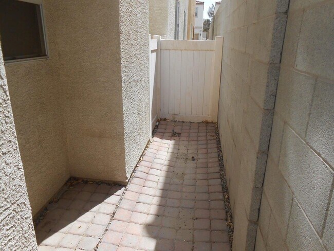 Building Photo - Spacious 2 Bedroom Home near Cactus and Ma...