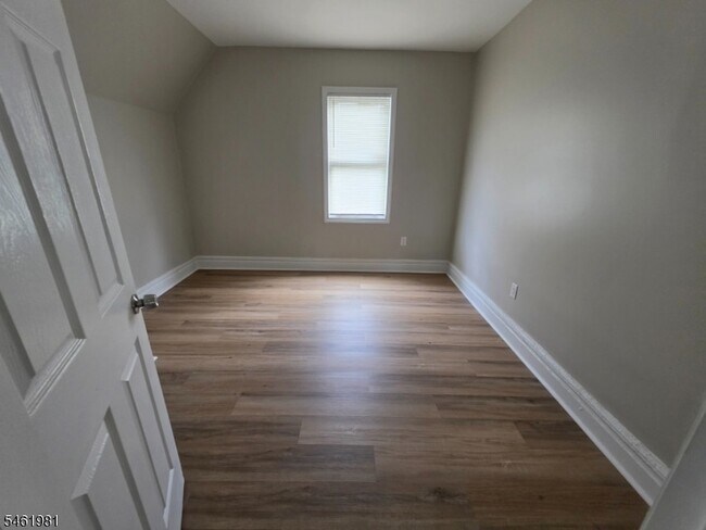 Building Photo - 37 Mapes Ave