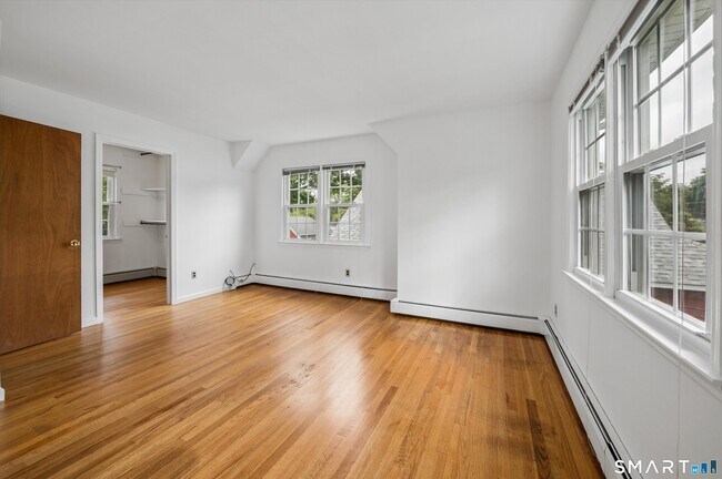 Building Photo - 32 Hollow Wood Ln