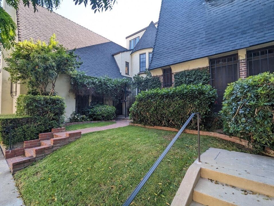 Building Photo - 1154 N Curson Ave