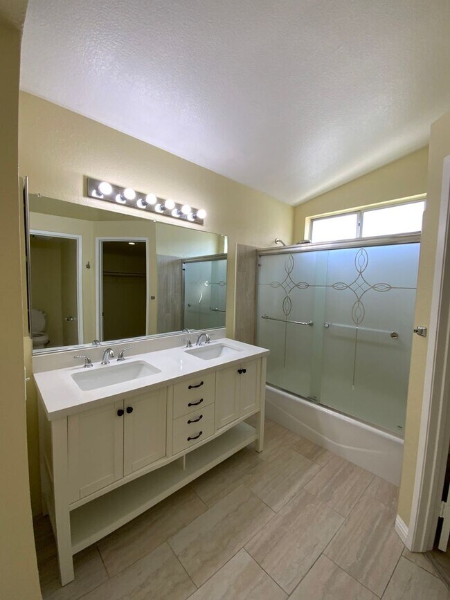 Building Photo - 31651 Willow View Pl
