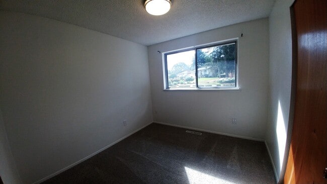 Building Photo - Newly Renovated 3 Bedroom Rambler w/ bonus room!!