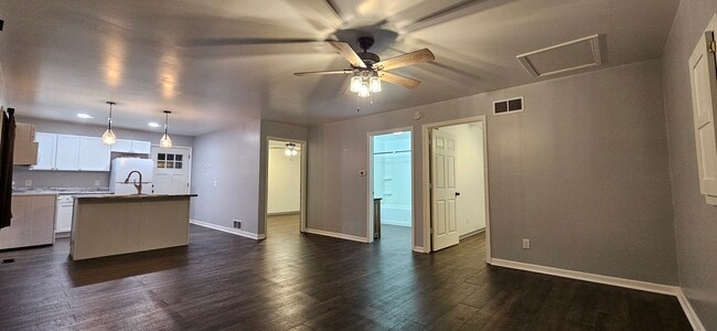 Building Photo - 104 N Main St