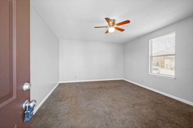 Building Photo - 923 Kingsbury Dr