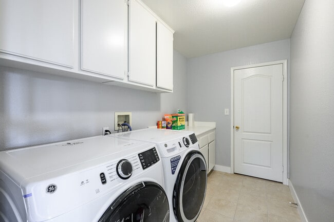 Building Photo - 10919 Mirador Dr